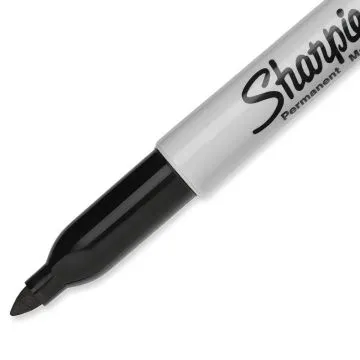 Detailfoto van de punt van de Sharpie Permanent Marker Fine Point met zwarte dop en grijze houder